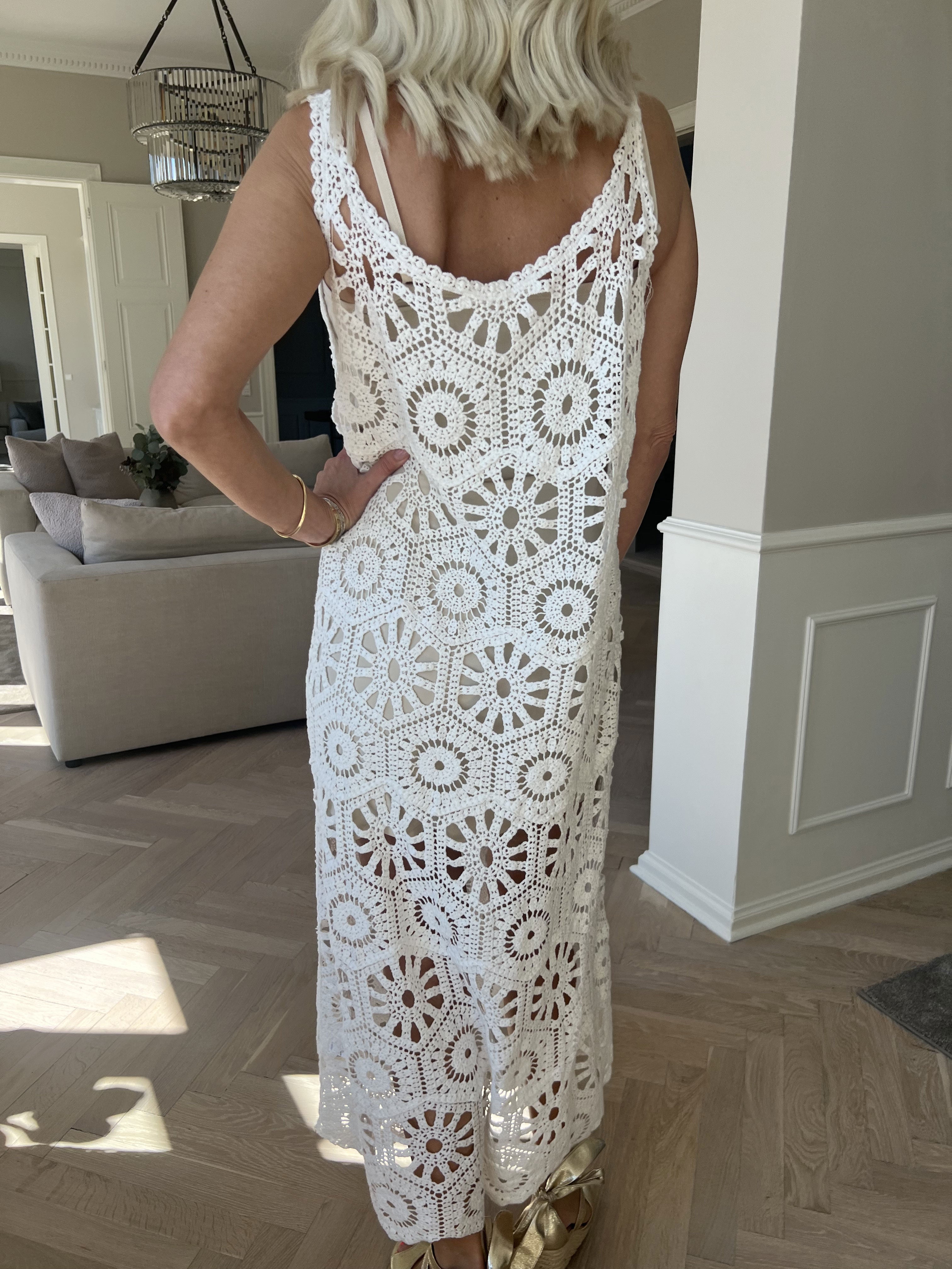 Lea - Lang hæklet stropkjole i bomuld